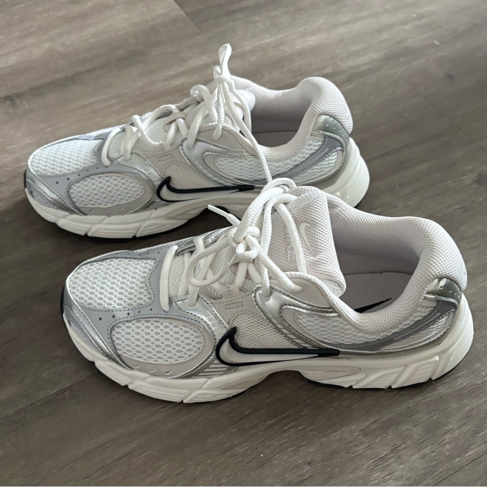 NIKE WOMEN’S V5 RNR shoes